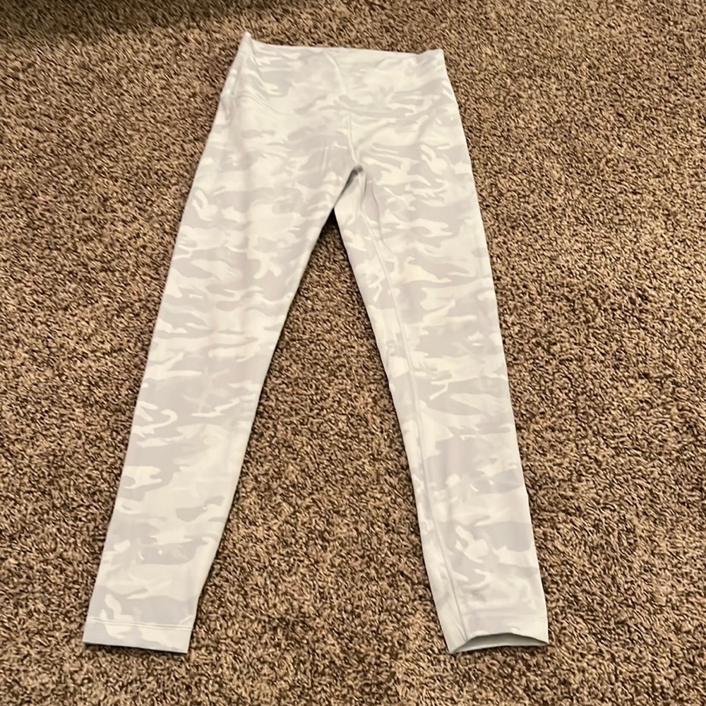 Lululemon White/Grey Camo Legging; size 8